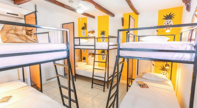Кровать в общем номере Socialtel Granada