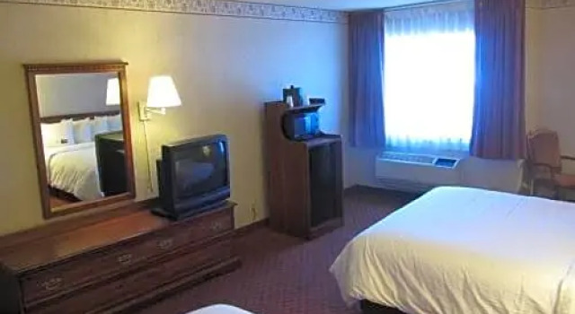 Четырёхместный номер Standard Stanton Inn & Suites