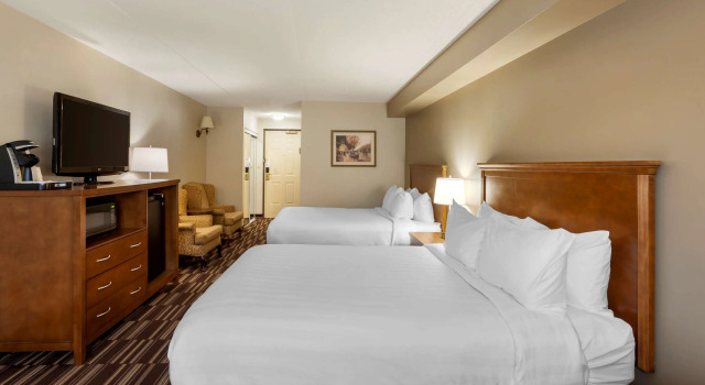 Четырёхместный номер Standard Best Western Plus Orillia Hotel