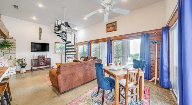 Broken Bow Escape w/ Mountain Views & Pool Access!, Boek Vakantiehuis Broken Bow Oklahoma