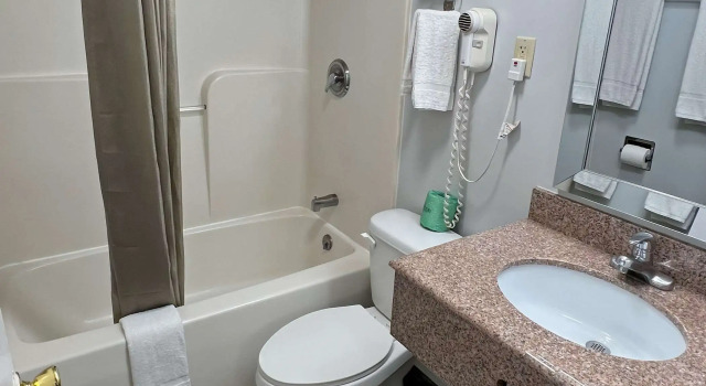 Четырёхместный номер Standard Americas Best Value Inn Lancaster