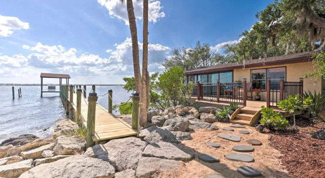 Апартаменты Riverfront Merritt Island Bungalow w/ Dock & Deck