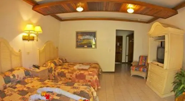 Кровать в общем номере Beach Break Resort