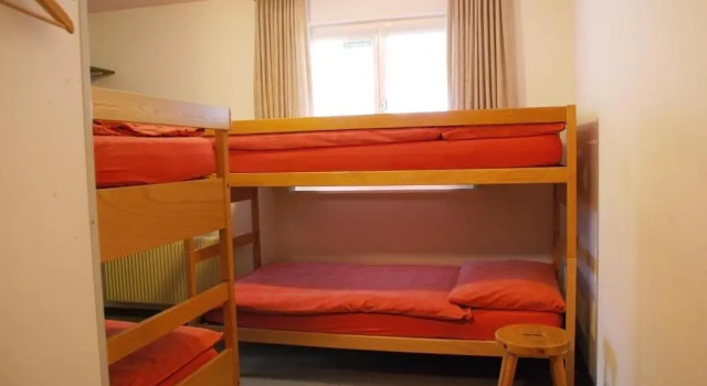 Кровать в общем номере Hotel Alpenblick