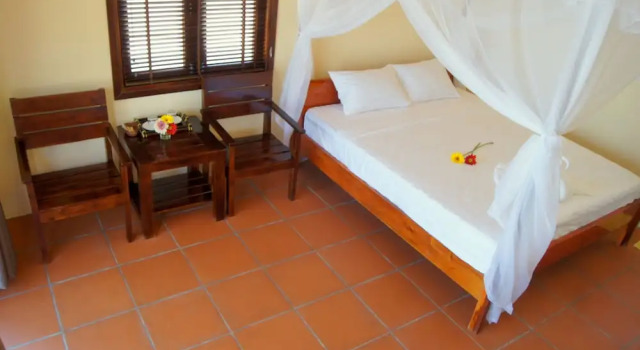 Бунгало с балконом и рядом с пляжем Gold Sand Beach Bungalow