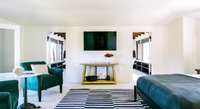 Frida by AvantStay | Sleeps 16! Prvt Estate w/ Tennis Ct & Mins to Beach!