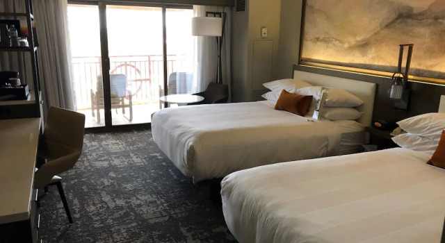 Четырёхместный номер Standard с балконом Marriott Phoenix Airport