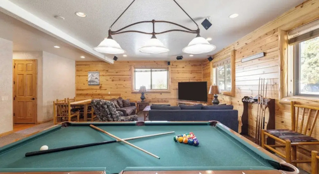 Коттедж Hot Tub, Game Room, Large Deck w/ Mountain Views, 4bdr Paw Print by Avantstay