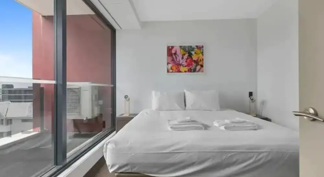 2 BR APT w/ Private Balcony + Netflix near Spark!