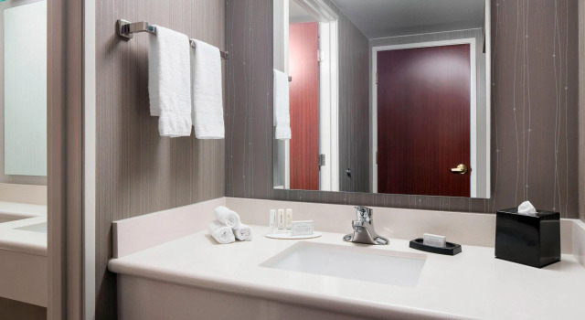 Двухместный люкс с 2 комнатами Courtyard by Marriott Seattle Federal Way