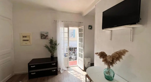 30m Studio in the heart of old Antibes wifi air conditioning