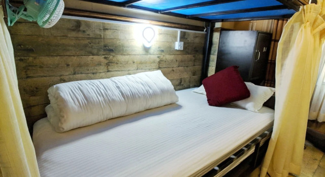 Кровать в общем номере с видом на озеро Hotel Forest Lake Backpackers Hostel