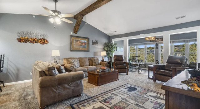 Penthouse Lodge - In Heart of Ozarks!, Забронировать Отель Отели Table Rock Lake с парковкой, Парковка