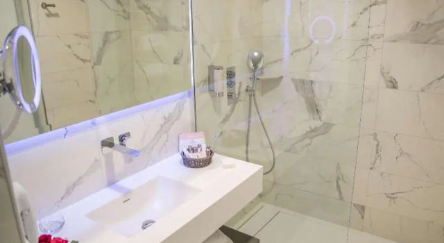Трёхместный номер Standard с балконом Best Western Beauséjour