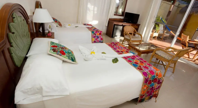 Четырёхместный номер Standard с балконом и с видом на сад Hotel La Joya Isla Mujeres