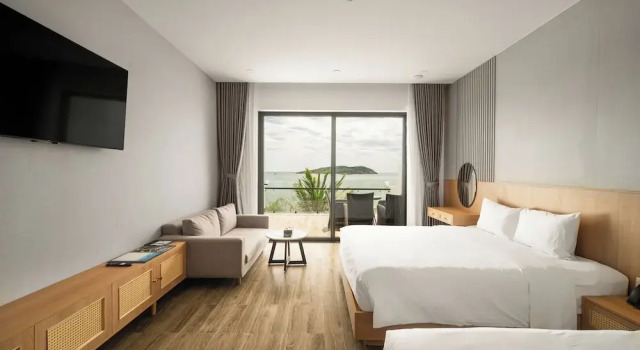 Четырёхместный номер Premier с балконом и рядом с пляжем Quy Nhon Sea Resort