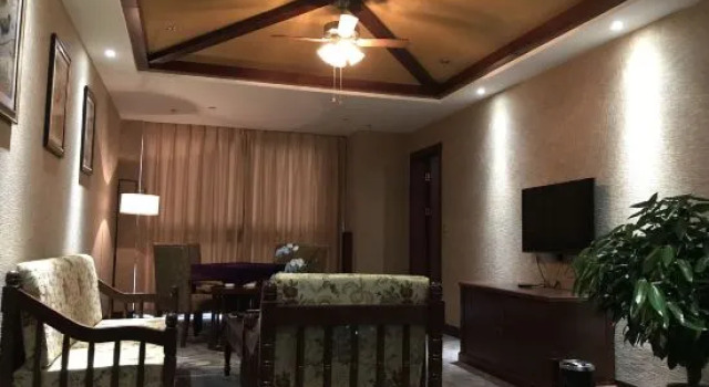 Люкс Business Yiqing Holiday Hotel