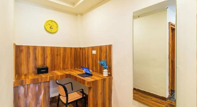 Кровать в общем номере с балконом The Hosteller Mcleodganj, Bhagsu Waterfall