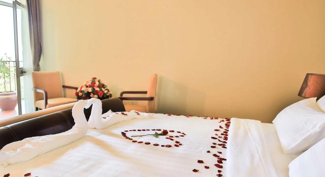 Полулюкс Magnolia Hotel & Conference Center