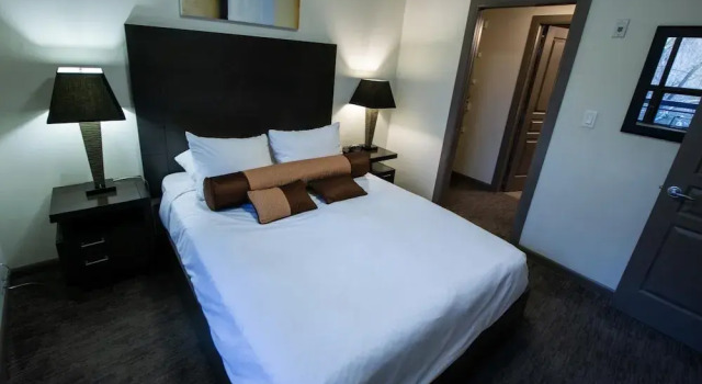 Pool Level 2 Bed, 1 Bath - Unit 371