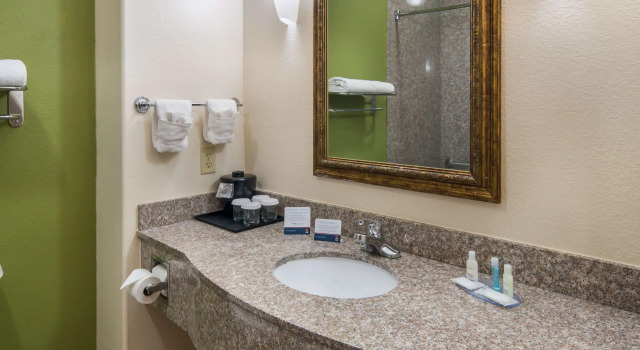 Четырёхместный люкс Clarion Inn & Suites Weatherford South