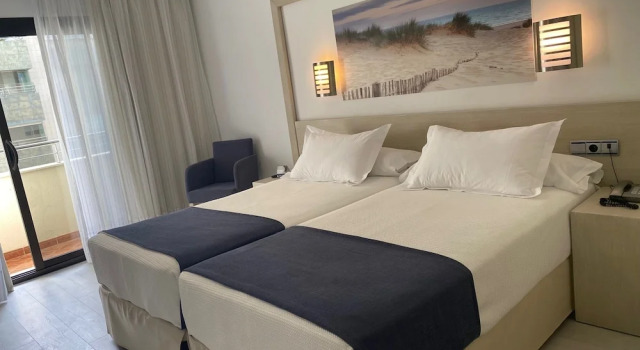 Трёхместный номер с балконом Hotel Spa Cádiz Plaza