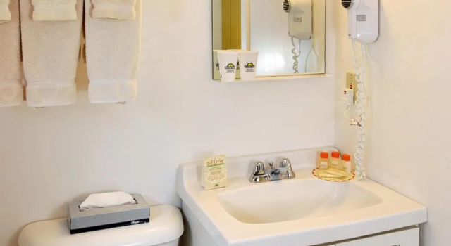 Четырёхместный номер Standard Days Inn by Wyndham Bar Harbor