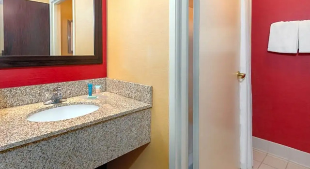 Двухместный люкс с 2 комнатами Courtyard by Marriott Springfield Airport