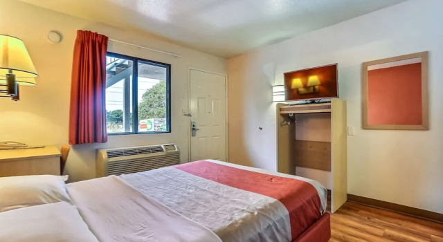 Люкс Standard Motel 6-Pinole, CA