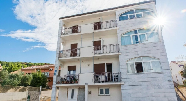 Stunning Apartment in Slatine With Wifi
