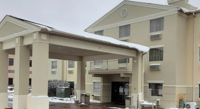 Кровать в общем номере Wingate by Wyndham Pittsburgh West Mifflin