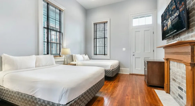 Hosteeva 2BR Steps to St. Charles Ave, Забронировать Отель Новый Орлеан Луизиана, рядом с Казино Harrah's New Orleans