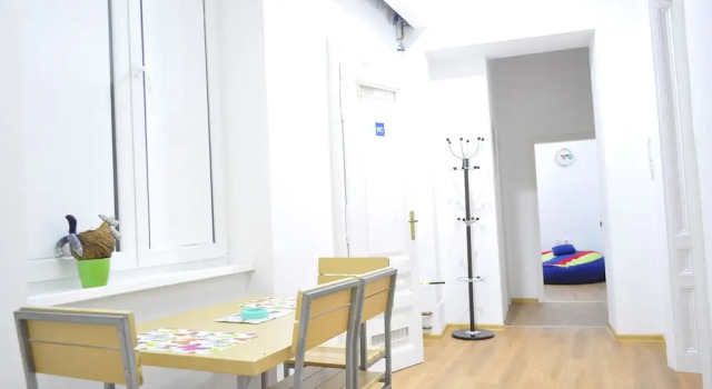 Funky Room for 4- Artistic Guesthouse-main Street!, Забронировать Отель Отели Сараево с парковкой, рядом с Old Sarajevo Clock Tower, Парковка