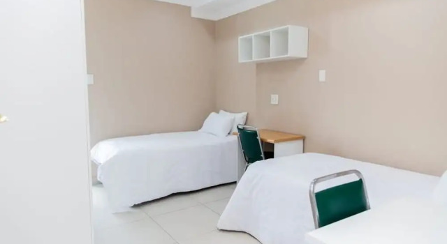 Кровать в общем номере Glenanda Hotel