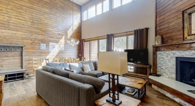 Номер Standard с 2 комнатами с балконом и с видом на озеро 2 Bedroom Montezuma Condo At Lakeside Village - Shuttle To Slopes