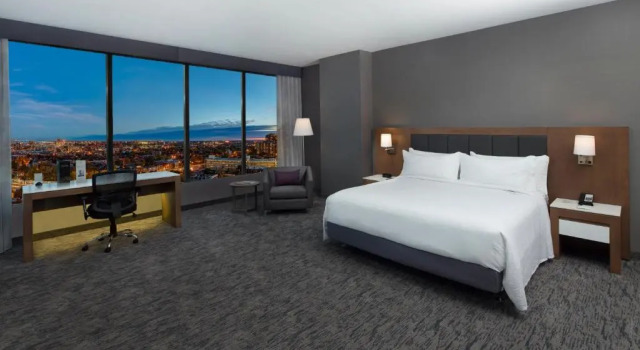 Двухместный люкс c 1 комнатой Holiday Inn Hotel & Suites - Montreal Centre-ville Ouest by IHG