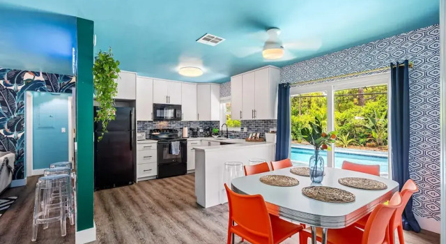 Eccentric Home With Pool Tiki hut Outdoor Kitchen, Rezerwuj Dom wakacyjny Hotele w Broward County z parkingiem, Parking