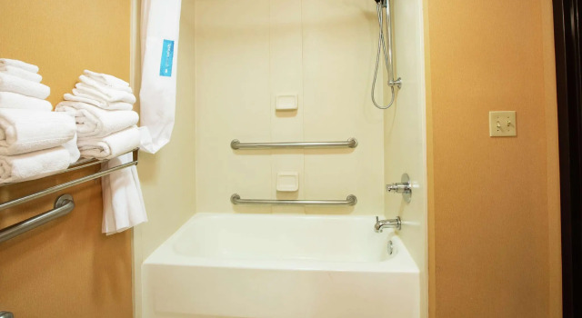 Четырёхместный номер Standard Hampton Inn Elizabethtown
