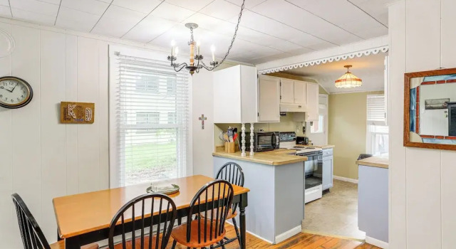 Коттедж Walk to Lake: Historic Lakeside Marblehead Cottage