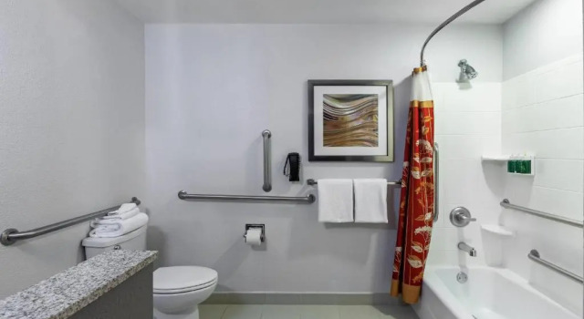Четырёхместный люкс Courtyard by Marriott Tulsa Woodland Hills