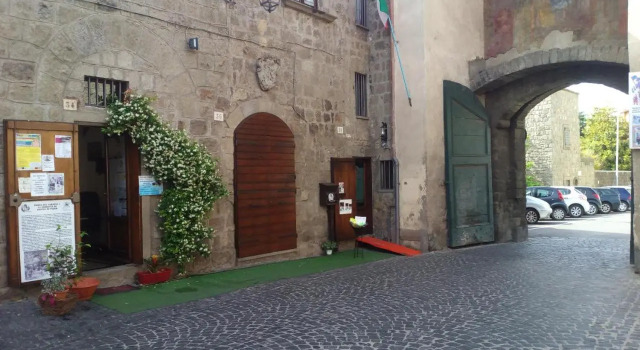 Al Ponte Levatoio Pianoscarano, Book Hotel Hoteller i Lake Vico med parkering, Parkering