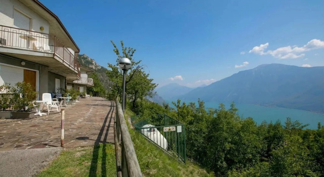 Семейная студия с красивым видом из окна Tremosine Wonderful Lake View 1