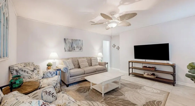Коттедж 3BR Next to Park w/ Large Yard, AC & W & D