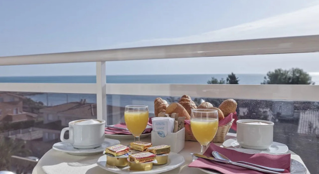 Трёхместный номер Standard с балконом и с видом на море Hotel Sant Jordi