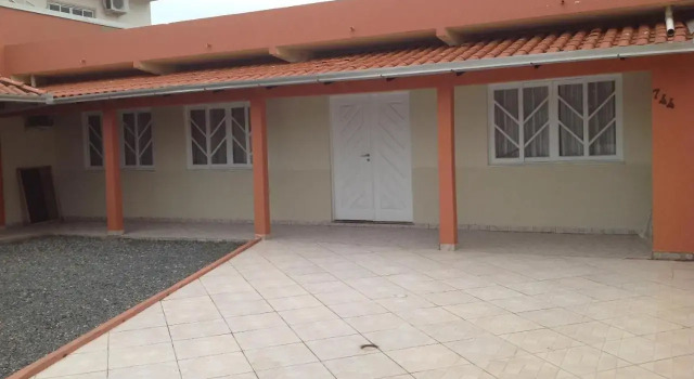Casa em Bombinhas zimbros, Забронировать Отель Бомбиньяс Санта-Катарина, рядом с Пляж Morrinhos