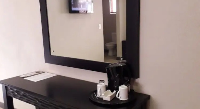 Двухместный номер Deluxe Coyotes Hotel and Conference Centre