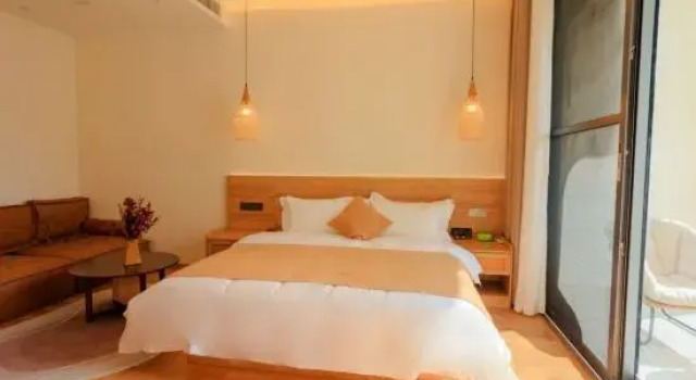 Семейный люкс с балконом и с красивым видом из окна Qieman Yuelai Homestay (Erhai Xiaoputu Branch)