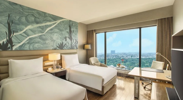 Двухместный номер Deluxe The Leela Ambience Convention Hotel Delhi