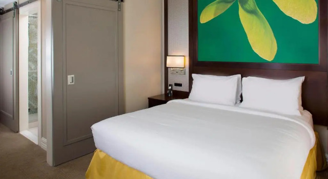 Четырёхместный люкс Courtyard by Marriott New Orleans French Quarter/Iberville