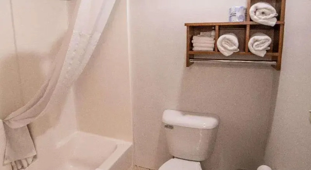 Шестиместный номер Standard Quality Inn & Suites Watertown near Prairie Lakes Ice Arena